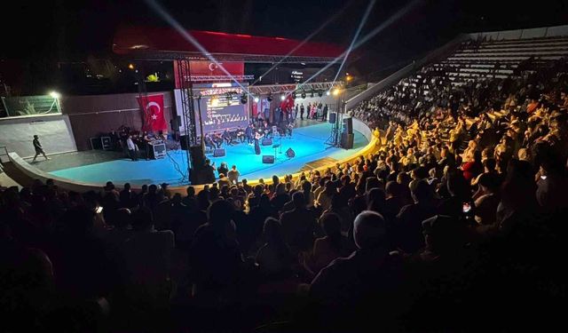 Kilis'te Millet Bahçesi'nde açık hava konserine yoğun ilgi