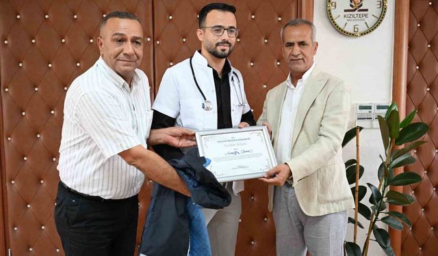 Kızıltepe Belediyesinde çalışan zabıta memuru azmiyle doktor oldu