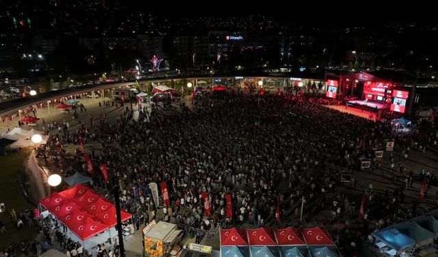 Kocaeli'de on binler Milli İrade Meydanı'nı doldudu