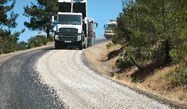 Lapseki'de köy yolları asfalt çalışmaları devam ediyor