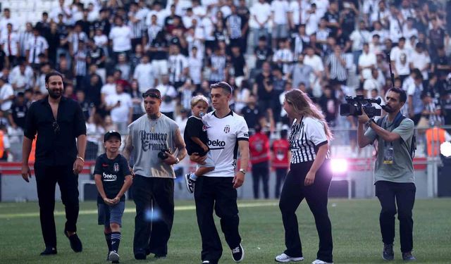 Leandro Trossard, 20 bin taraftarın önünde imzayı attı