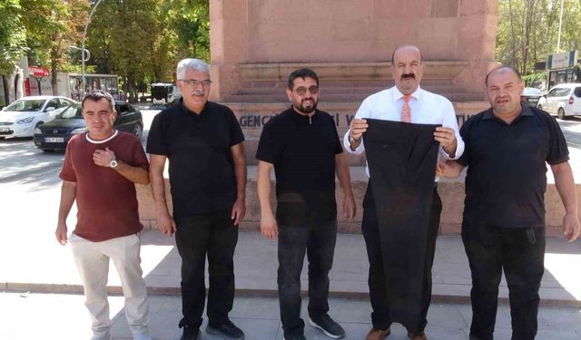 Malatya'da anıttaki figüre pantolonlu tepki