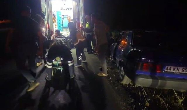 Malatya'da lastiği patlayan otomobil refüje çarptı: 1 yaralı