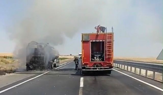 Mardin'de seyir halindeki tanker alev aldı
