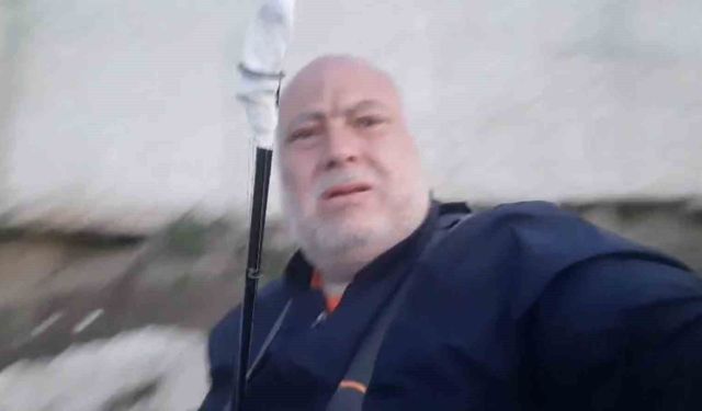 Meriç Nehri'nde yakaladığı 30 kiloluk yayın balığını nehirde oltası ile gezdirdi