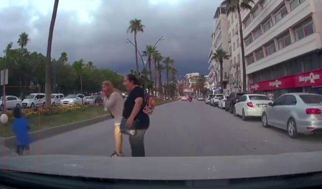 Motosikletin, scooterli çocuğa çarptığı anlar kamerada