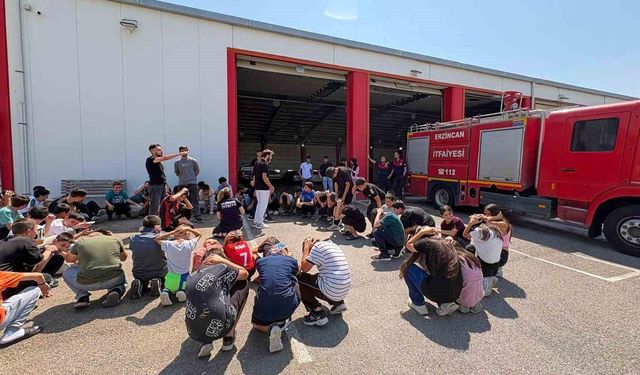 Öğrenciler itfaiyeciliği yerinde öğrendi