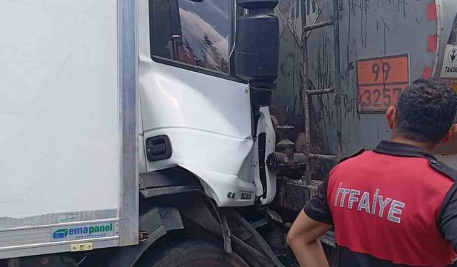 Osmaniye'de tankere arkadan çarpan tırda 2 kişi yaralandı