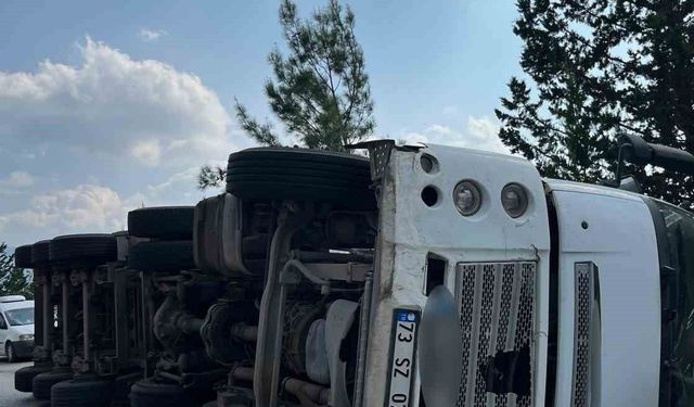 Osmaniye'de un yüklü tır devrildi: 1 yaralı