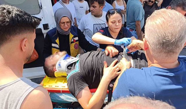 Otomobil ile çarpışan motosikletli metrelerce havaya savruldu