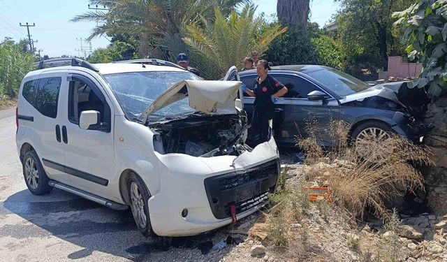 Otomobil ile hafif ticari araç kafa kafaya çarpıştı: 1 yaralı
