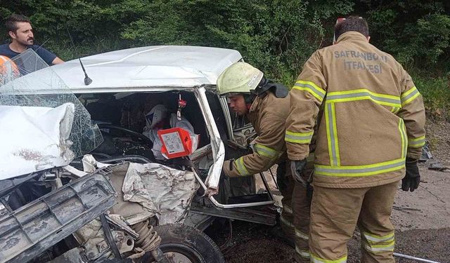 Otomobil tıra çarptı: 1'i ağır 3 yaralı