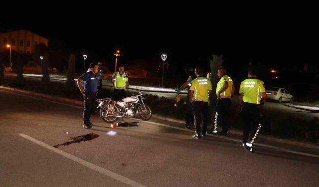 Otomobile çarpan motosikletin sürücüsü ağır yaralandı: Kaza kameraya yansıdı