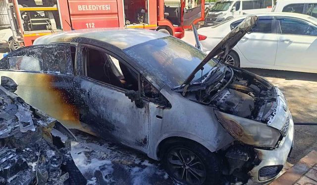 Park halindeki otomobil alev aldı, yangın diğer araca da sıçradı