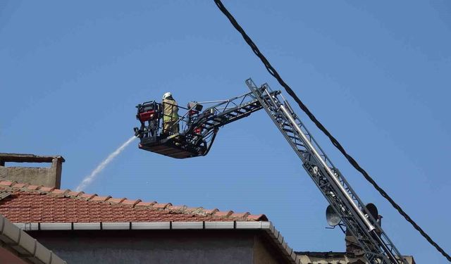 Pendik'te çatı katında çıkan yangın paniğe neden oldu: 1 hafif yaralı
