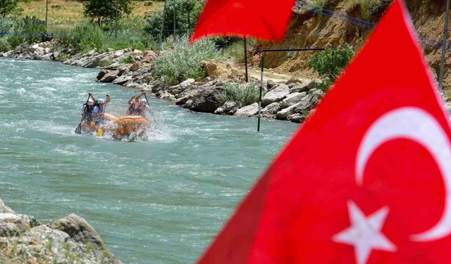 Rafting Türkiye Şampiyonası 3. ayak yarışları Çatak'ta sona erdi