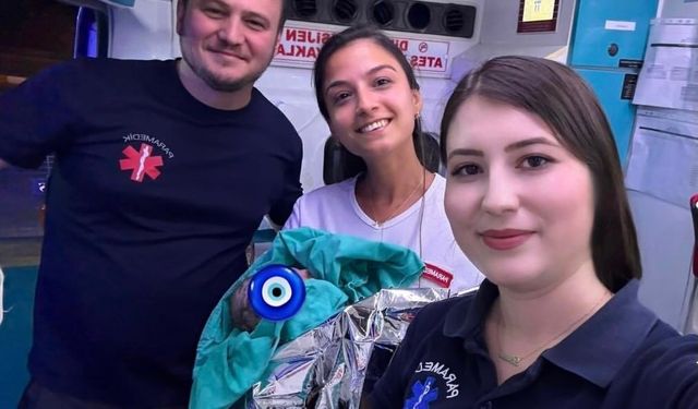Sabırsız minik, dünyaya gözlerini ambulansta açtı