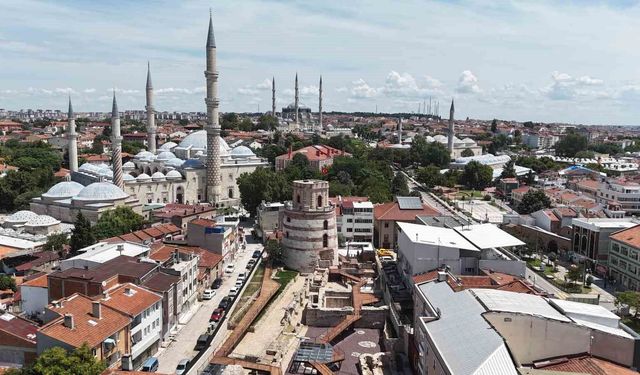 Sanat tarihçisi Prof. Dr. Beksaç: 'Makedonya Kulesi hak ettiği bilgiye layık olması gereken bir yapı'