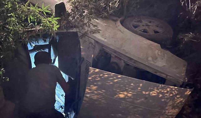 Serik'te kontrolden çıkan otomobil ağaçlık alana daldı: 1 yaralı