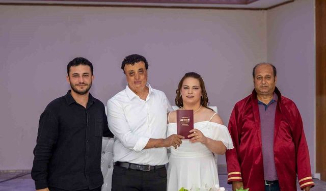 Sessiz dünyalarında aşkı buldular, işaret diliyle 'evet' dediler