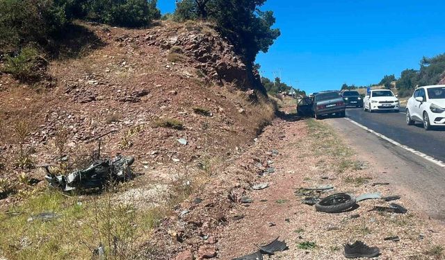 Seydikemer'de otomobil ile motosiklet çarpıştı: 1 ölü, 2 yaralı