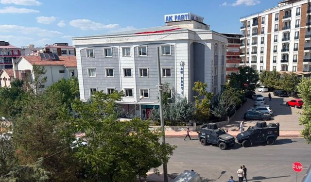 Siirt'te AK Parti il binası önüne bırakılan şüpheli çanta kontrollü patlatıldı