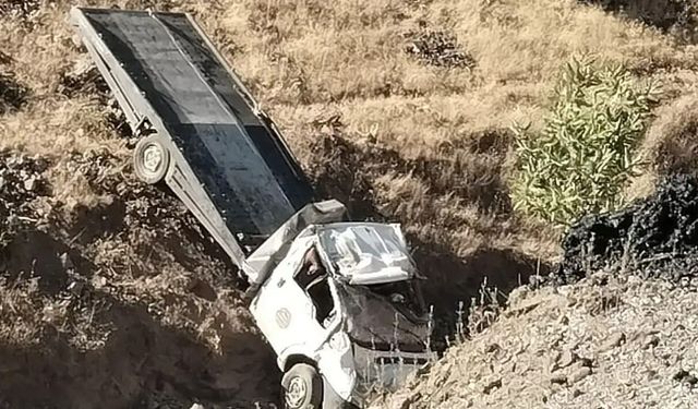 Siirt'te çekici şarampole devrildi: 2 yaralı