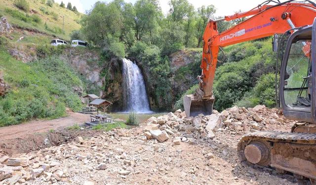 Sırakayalar Şelalesi'nde çevre düzenleme çalışmaları sürüyor