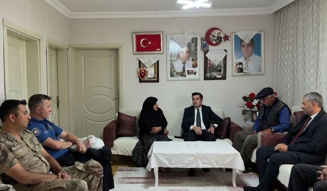 Susuz Kaymakamı Öztürk'ten şehit ailesine anlamlı ziyaret