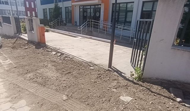 Tapu personeliyle tartışan belediye başkanı, kurumun önünü kazdırdı