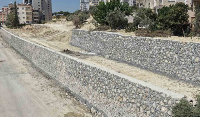 Tarsus'ta riskli bölgeye 240 metrelik istinat duvarı yapıldı