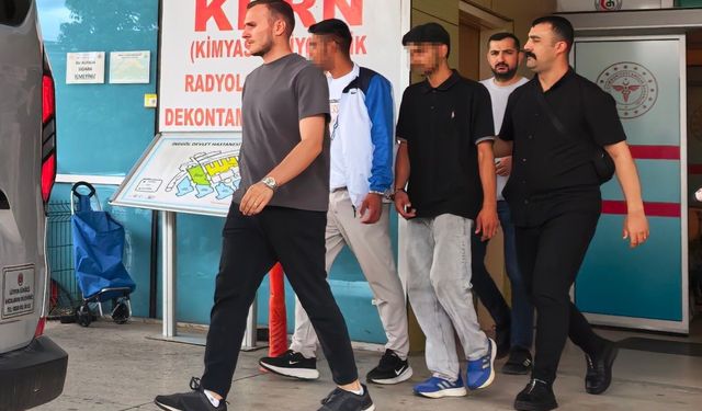 Tekme tokat dövdükleri gencin kolyesini çalıp kaçtılar