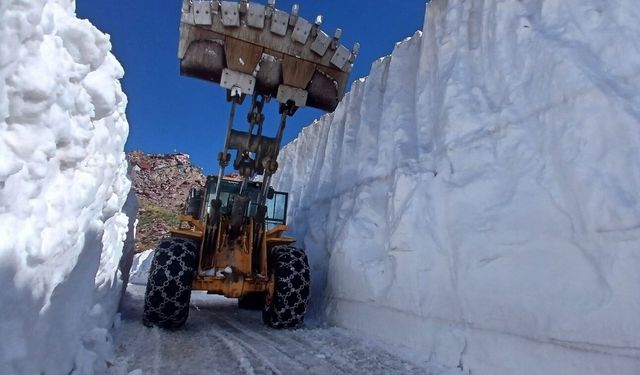 Temmuz ayında 6 metrelik karda yol açma çalışması