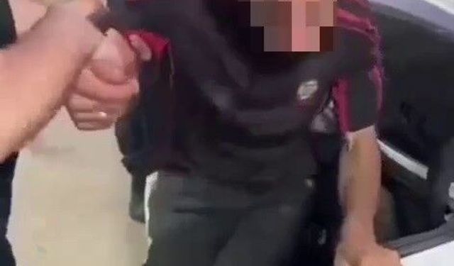 Tıka basa göçmen doldurulan otomobilin bagajından 4 göçmen çıktı