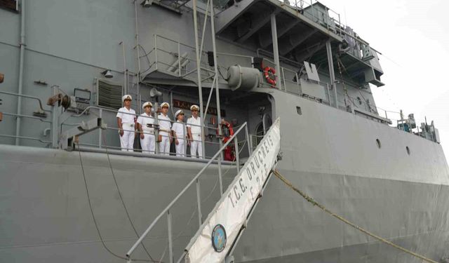 Türk donanmasından Atlantik'in ötesinde güç gösterisi: TCG Oruçreis New York'ta