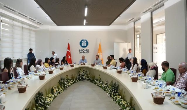 Türkçe Yaz Okulu düzenlenen kapanış yemeğiyle sona erdi