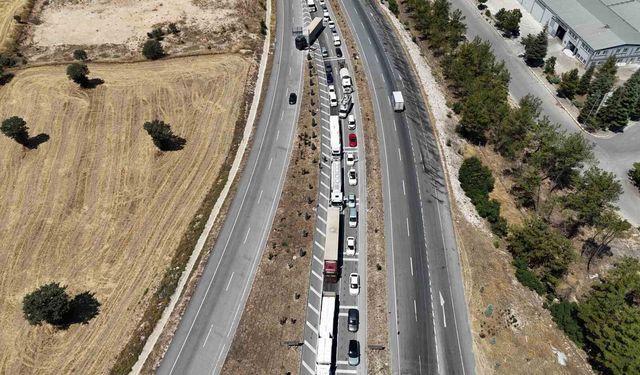 Uşak'ta çekici üzerindeki domates yüklü kamyon yola devrildi