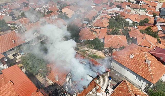 Uşak'ta tek katlı evde çıkan yangın söndürüldü