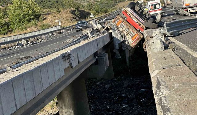 Uşak'ta tır, iki köprü arasına devrildi: 1 ölü