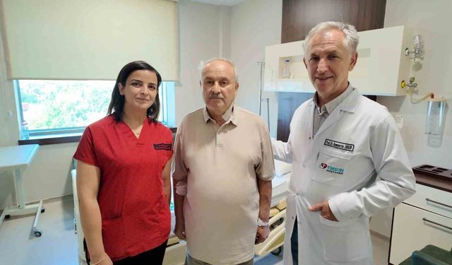 Uyanık halde ameliyata alınan hasta şah damarındaki yüzde 90'lık darlıktan kurtuldu