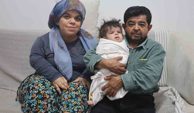 Yarım kalan aşklarını unutmayarak 21 yıl sonra evlenen cüce çiftin kızları dünyaya geldi