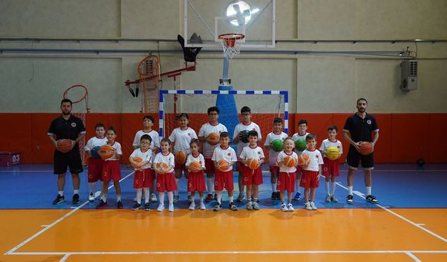 Yaz spor okullarında yüzlerce çocuk keyifli vakit geçiriyor