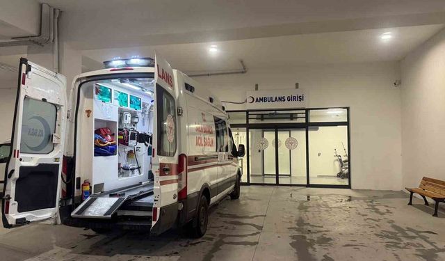 Yılan, bahçeye inen adamın ayağına saldırdı