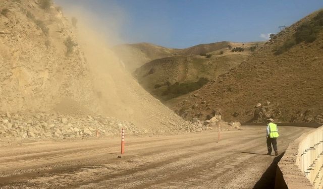 Yüksekova-Van yolunda kaya parçaları ulaşımı aksattı