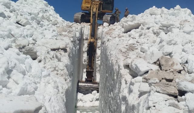 Yüksekova'da 5 metrelik kar tünellerinin bulunduğu bölgede su kanalı çalışması