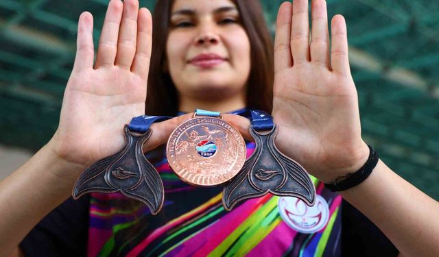 Yüzmeyi öğrenmek için başladı, kırık parmakla dünya üçüncüsü oldu