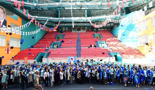 YYÜ Tıp Fakültesi'nde mezuniyet coşkusu: Genç hekimler diplomalarını aldı