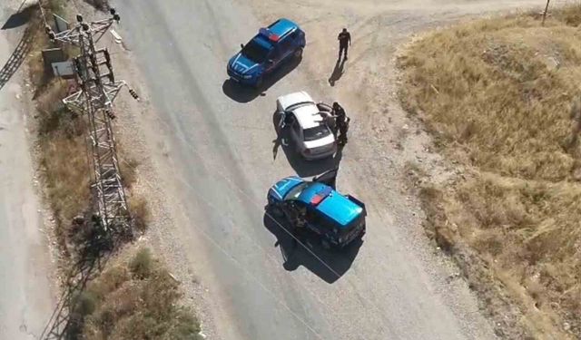 30 yıl hapis cezasıyla aranıyordu: Jandarma havadan izledi, karadan kıskıvrak yakaladı
