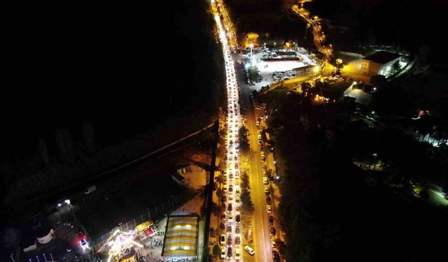 36 bin nüfuslu ilçeye insan seli: Festival sokakları doldurdu, kilometrelerce uzunlukta araç kuyruğu oluştu