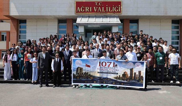 Ağrı'dan 200 öğrenci Çanakkale ve Ankara'ya tarih yolculuğuna uğurlandı